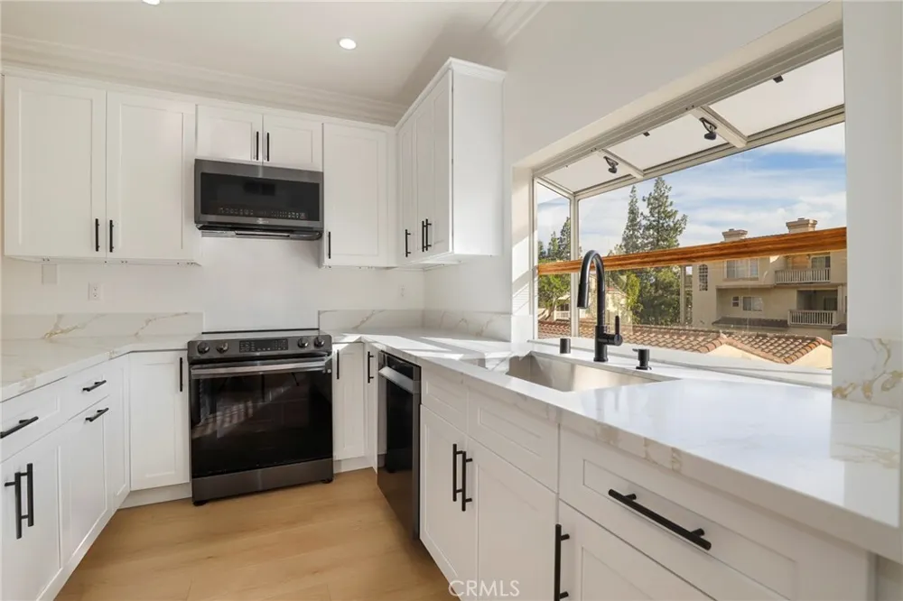 5799 Freebird Lane #102 Oak Park, CA 91377