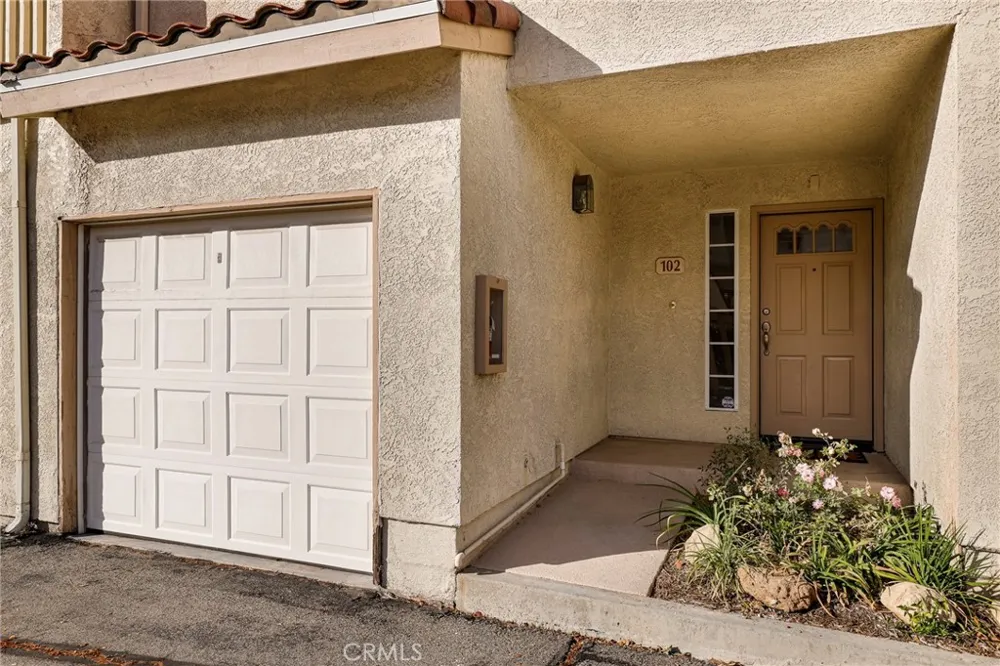 5799 Freebird Lane #102 Oak Park, CA 91377
