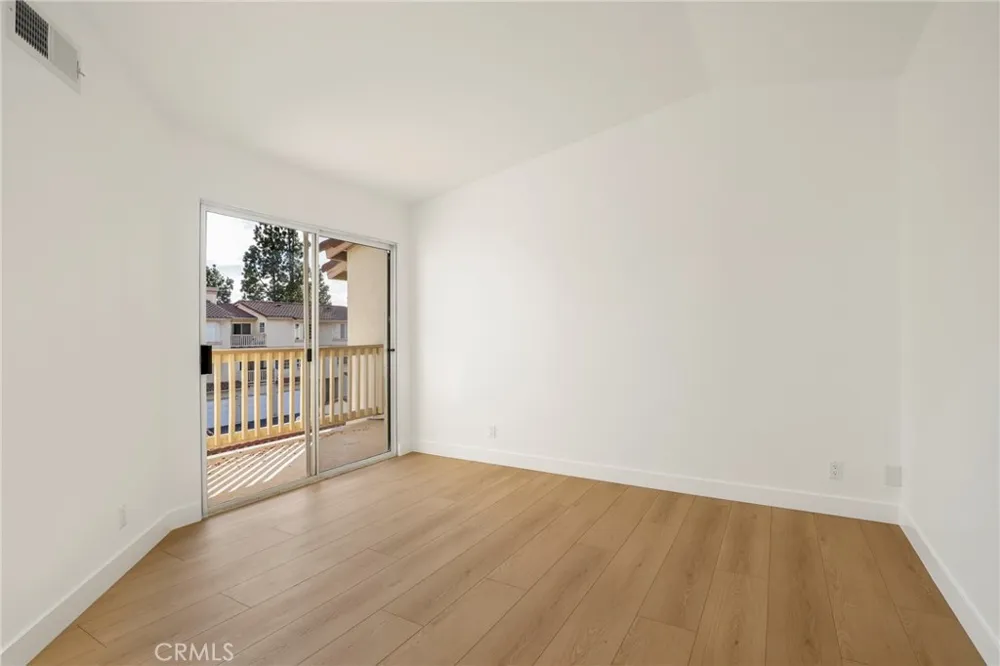 5799 Freebird Lane #102 Oak Park, CA 91377