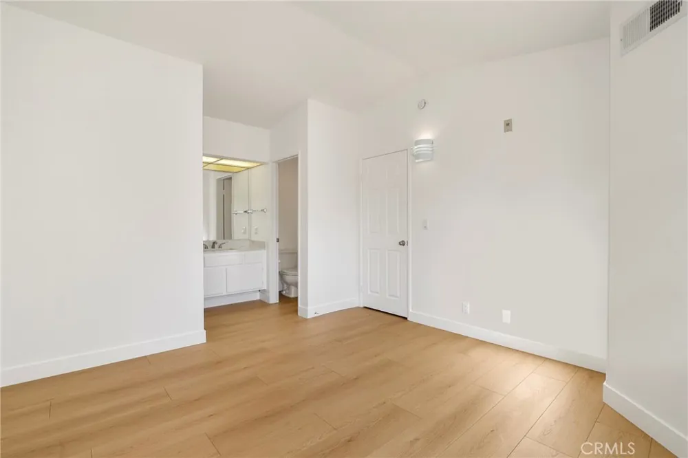 5799 Freebird Lane #102 Oak Park, CA 91377