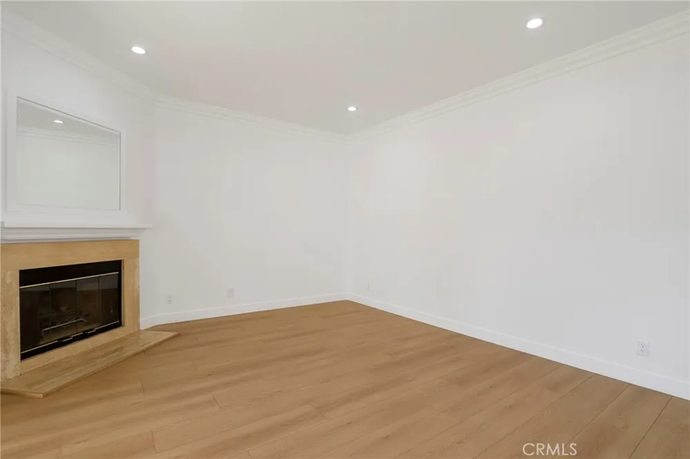 5799 Freebird Lane #102 Oak Park, CA 91377