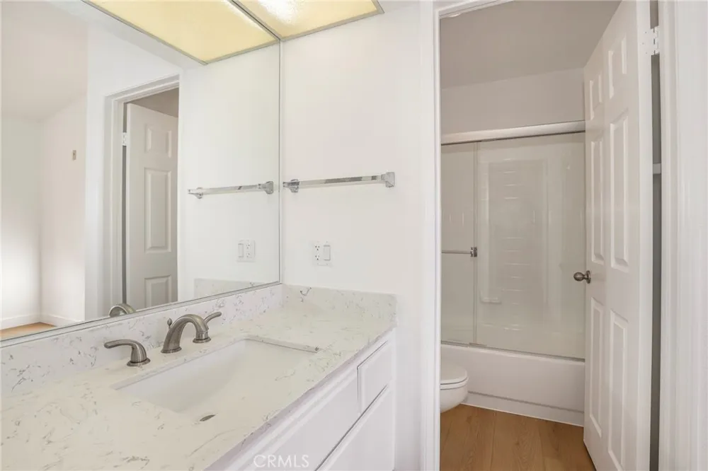 5799 Freebird Lane #102 Oak Park, CA 91377