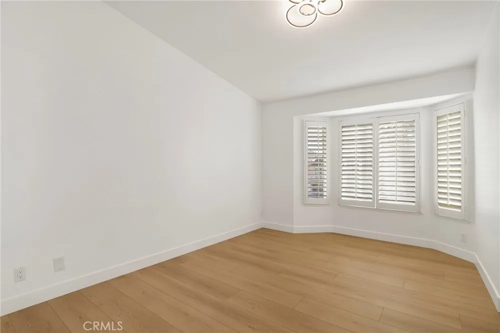 5799 Freebird Lane #102 Oak Park, CA 91377