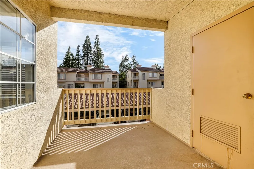 5799 Freebird Lane #102 Oak Park, CA 91377