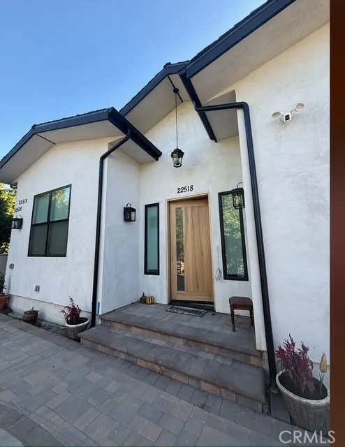 22520 Clarendon Woodland Hills, CA 91367