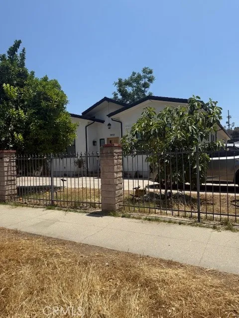 22520 Clarendon Woodland Hills, CA 91367