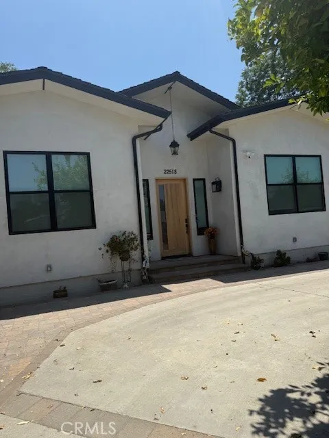 22520 Clarendon Woodland Hills, CA 91367