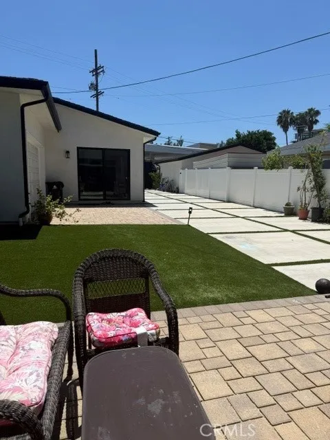 22520 Clarendon Woodland Hills, CA 91367