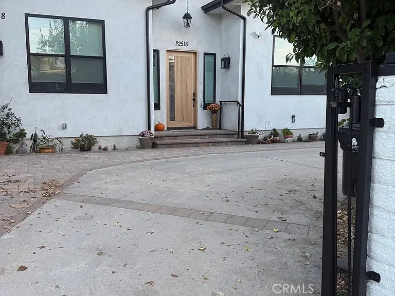 22520 Clarendon Woodland Hills, CA 91367