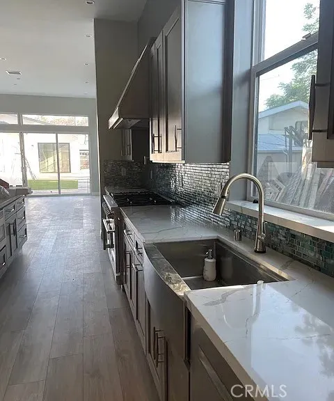 22520 Clarendon Woodland Hills, CA 91367