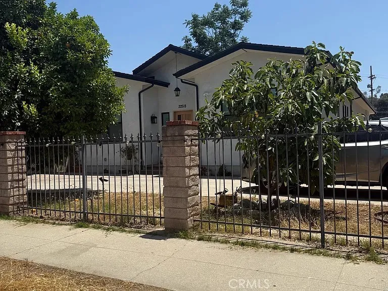 22520 Clarendon Woodland Hills, CA 91367