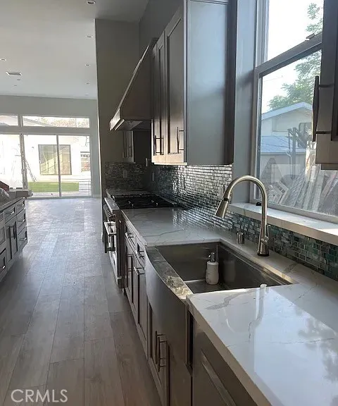 22520 Clarendon Woodland Hills, CA 91367