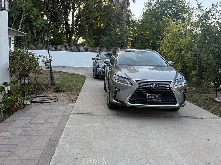 22520 Clarendon Woodland Hills, CA 91367