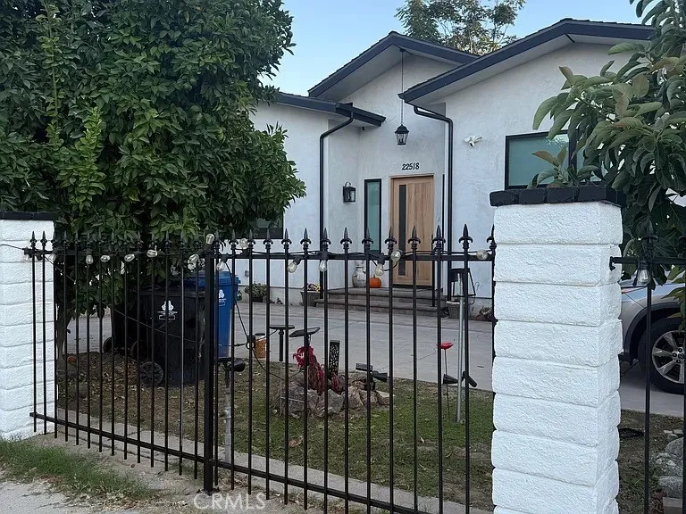 22520 Clarendon Woodland Hills, CA 91367