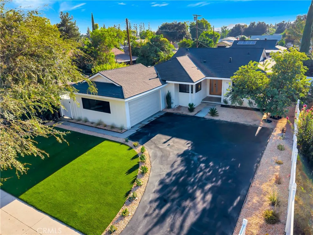 7915 Owensmouth Canoga Park, CA 91304