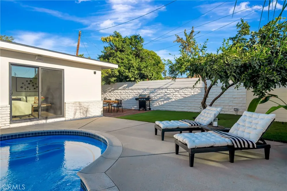 7915 Owensmouth Canoga Park, CA 91304
