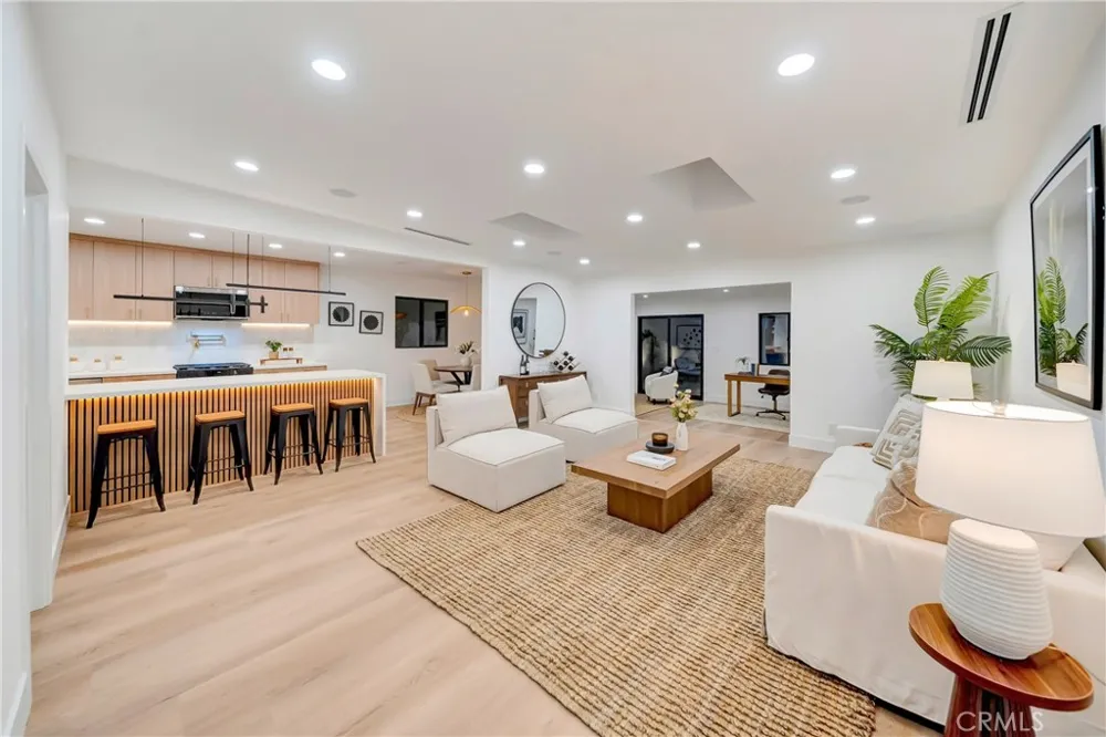 7915 Owensmouth Canoga Park, CA 91304