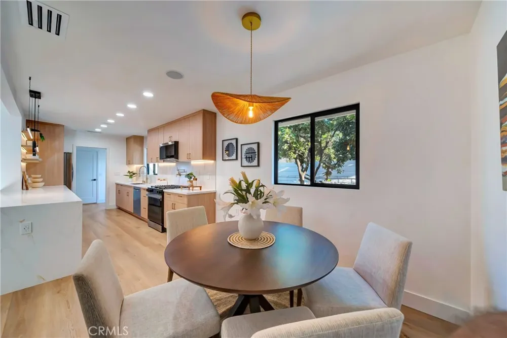 7915 Owensmouth Canoga Park, CA 91304