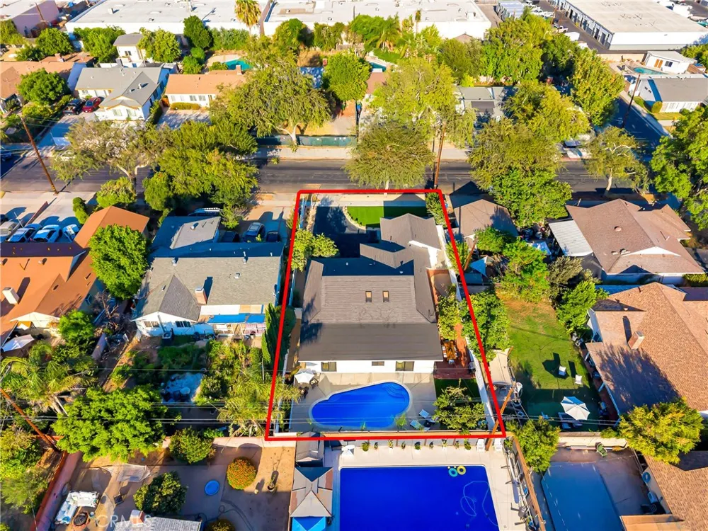 7915 Owensmouth Canoga Park, CA 91304
