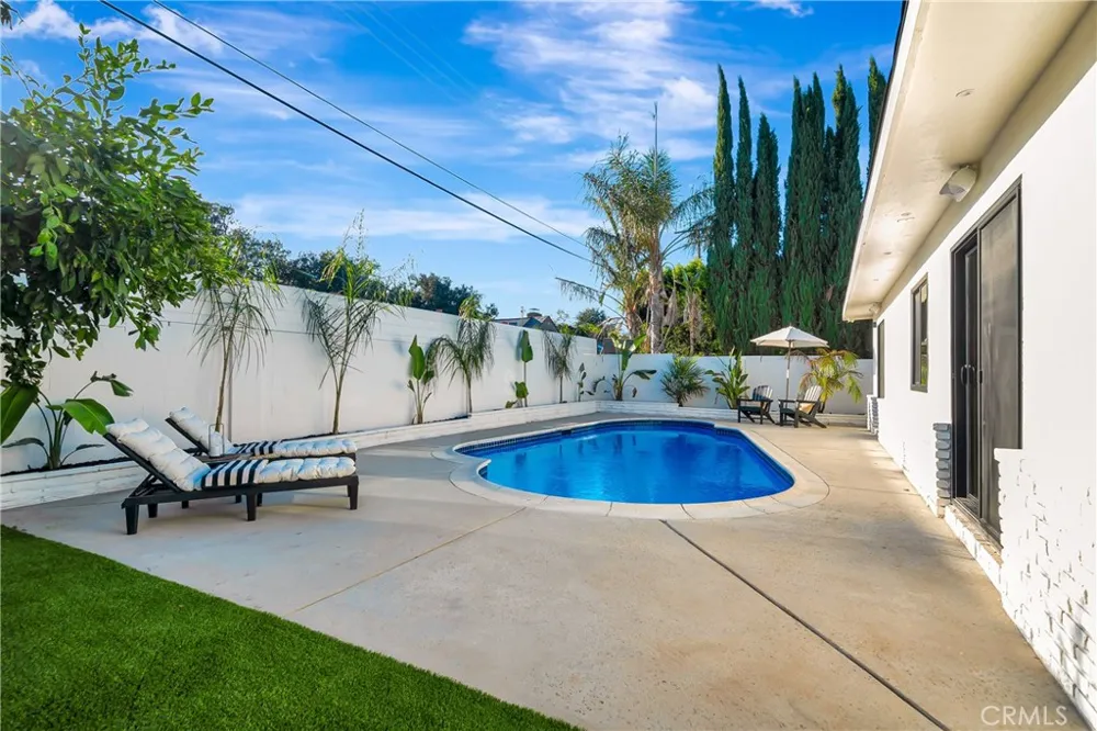 7915 Owensmouth Canoga Park, CA 91304