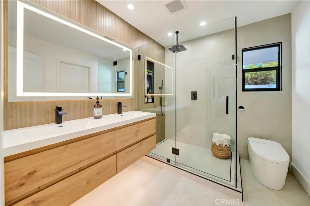 7915 Owensmouth Canoga Park, CA 91304