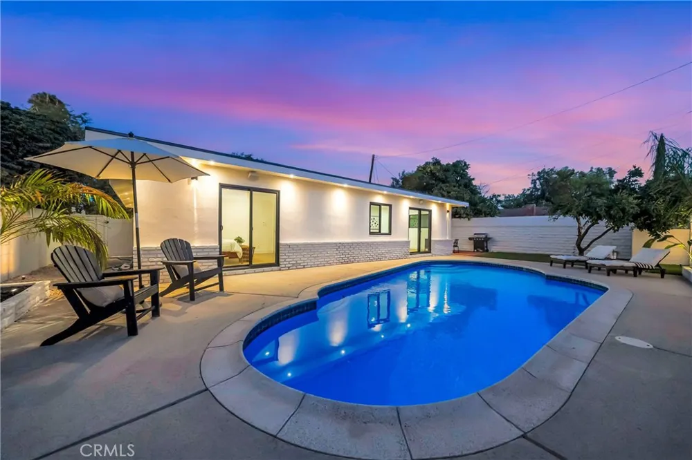 7915 Owensmouth Canoga Park, CA 91304