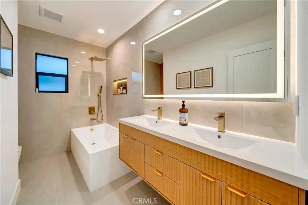 7915 Owensmouth Canoga Park, CA 91304