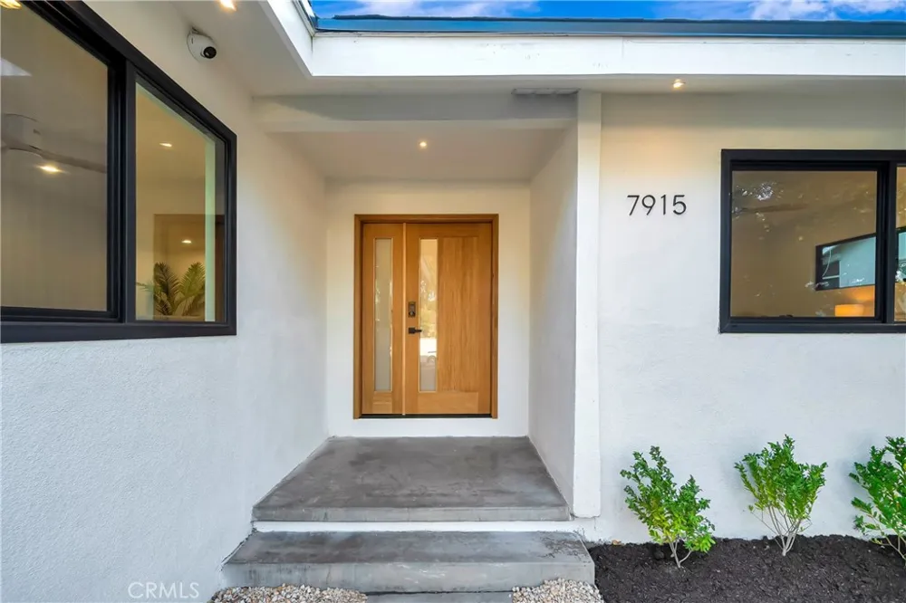 7915 Owensmouth Canoga Park, CA 91304