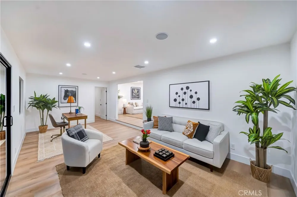7915 Owensmouth Canoga Park, CA 91304