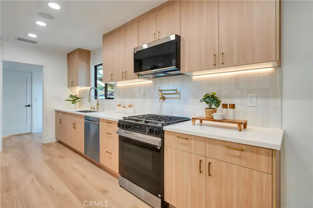 7915 Owensmouth Canoga Park, CA 91304