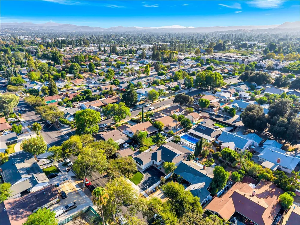 7915 Owensmouth Canoga Park, CA 91304