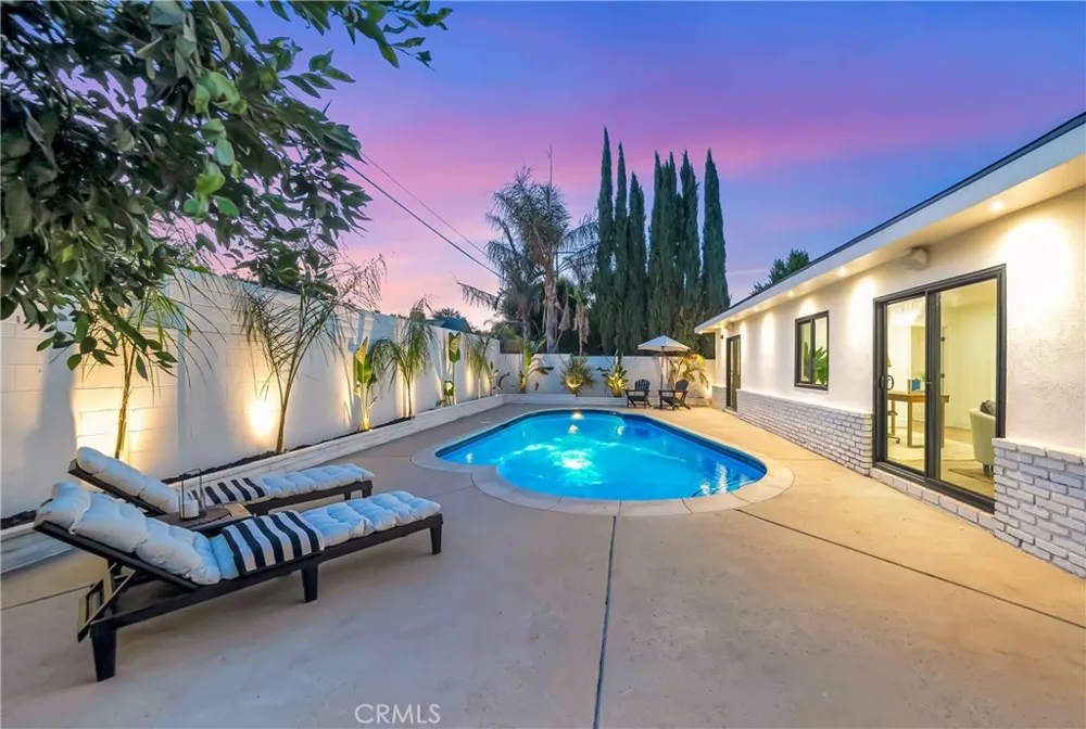 7915 Owensmouth Canoga Park, CA 91304