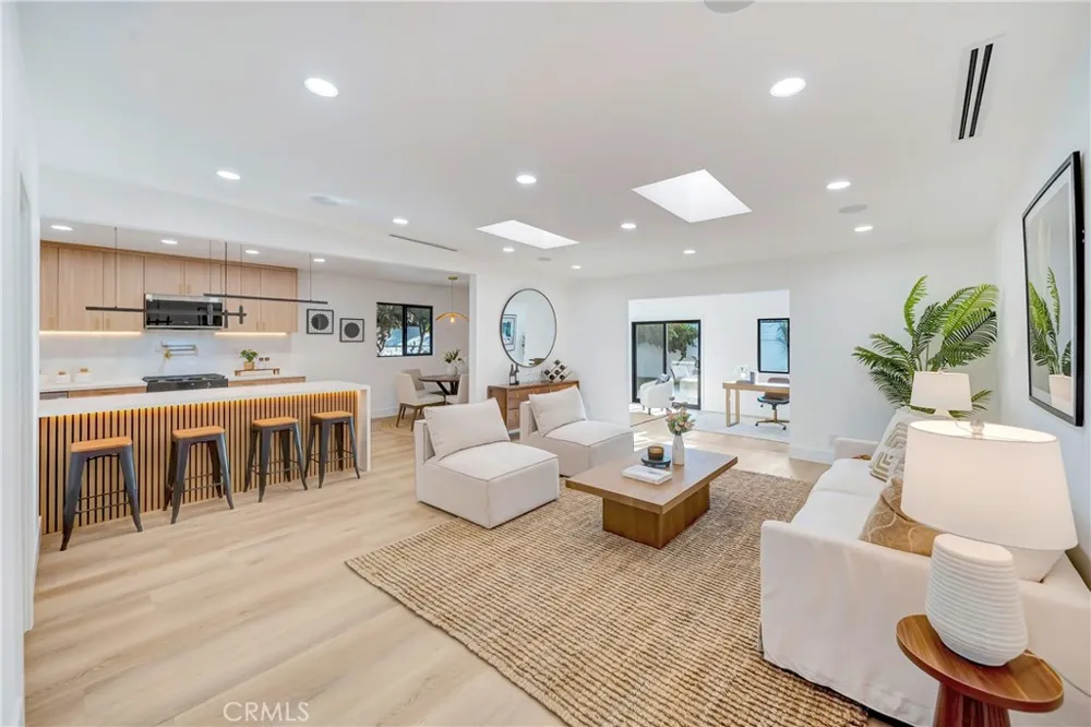 7915 Owensmouth Canoga Park, CA 91304