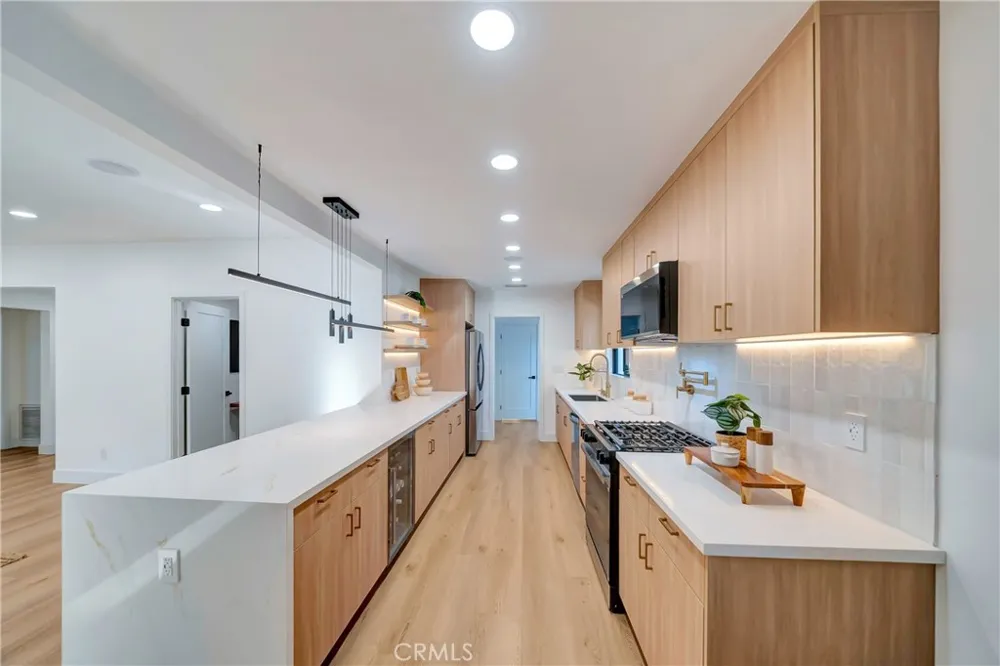 7915 Owensmouth Canoga Park, CA 91304