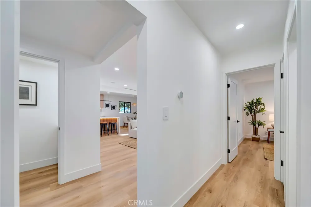7915 Owensmouth Canoga Park, CA 91304