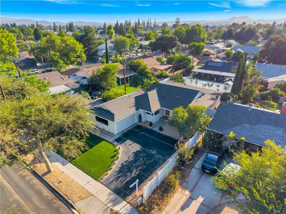 7915 Owensmouth Canoga Park, CA 91304