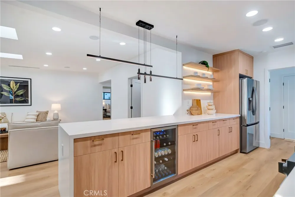 7915 Owensmouth Canoga Park, CA 91304
