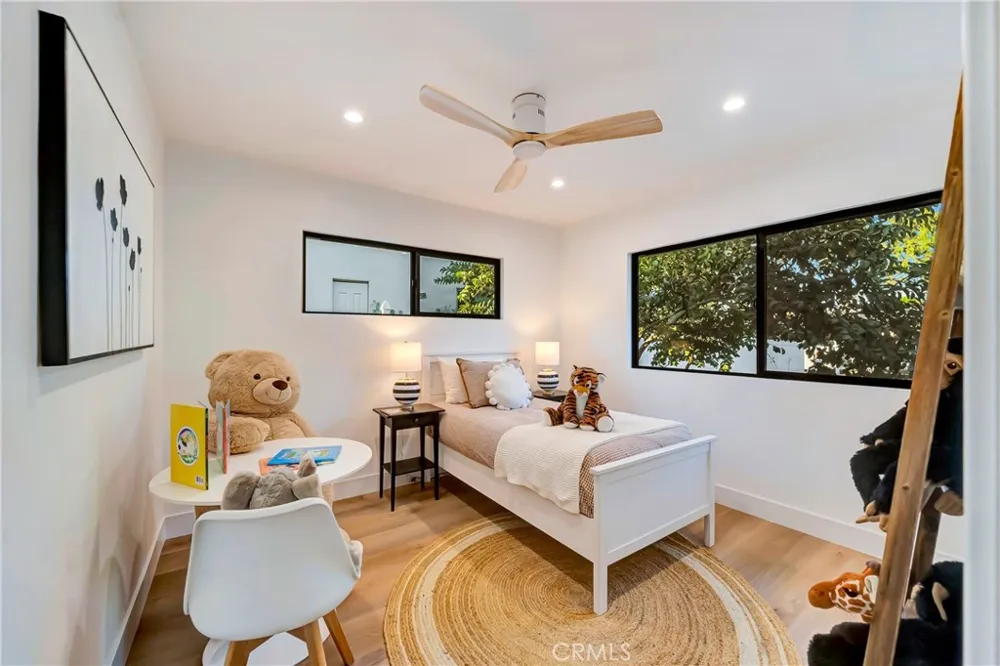 7915 Owensmouth Canoga Park, CA 91304