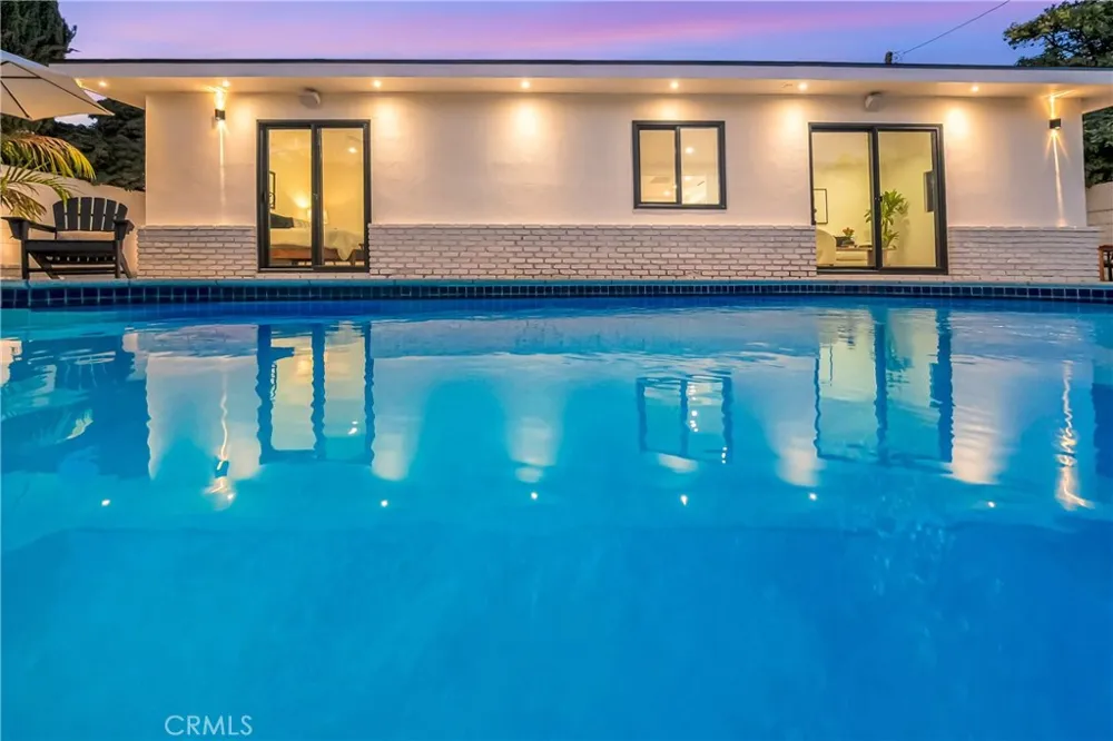7915 Owensmouth Canoga Park, CA 91304