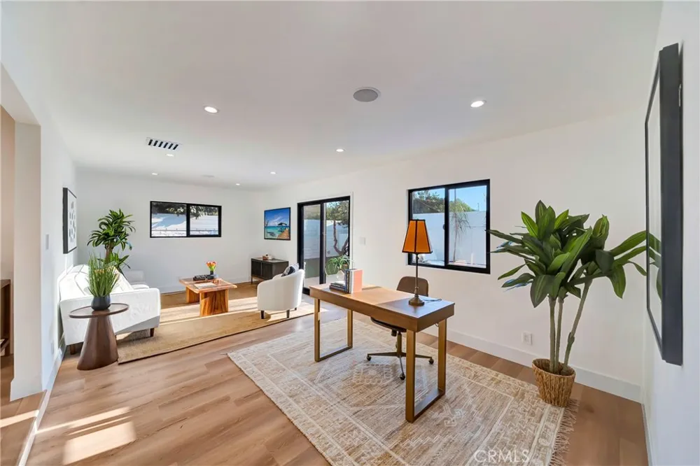 7915 Owensmouth Canoga Park, CA 91304