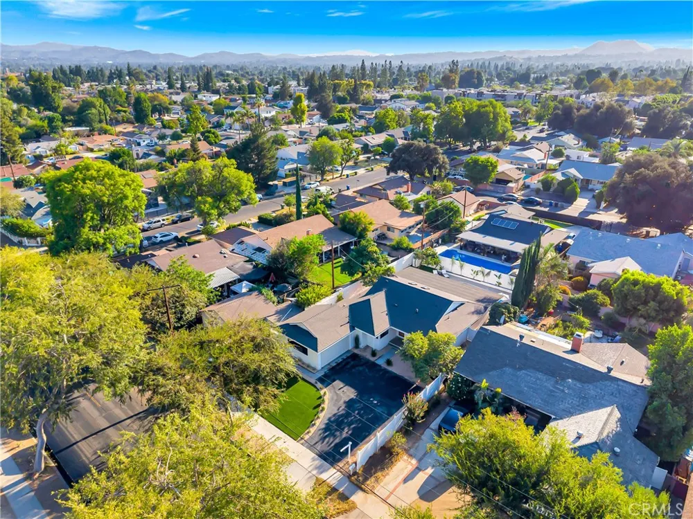 7915 Owensmouth Canoga Park, CA 91304