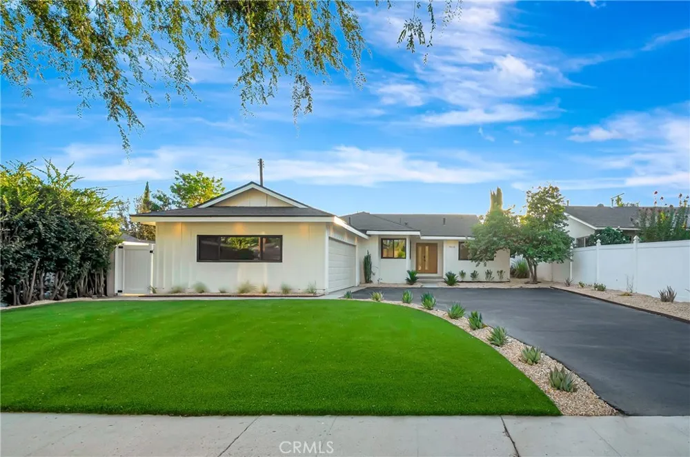7915 Owensmouth Canoga Park, CA 91304