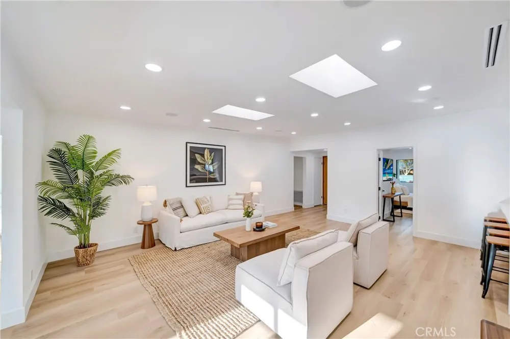 7915 Owensmouth Canoga Park, CA 91304