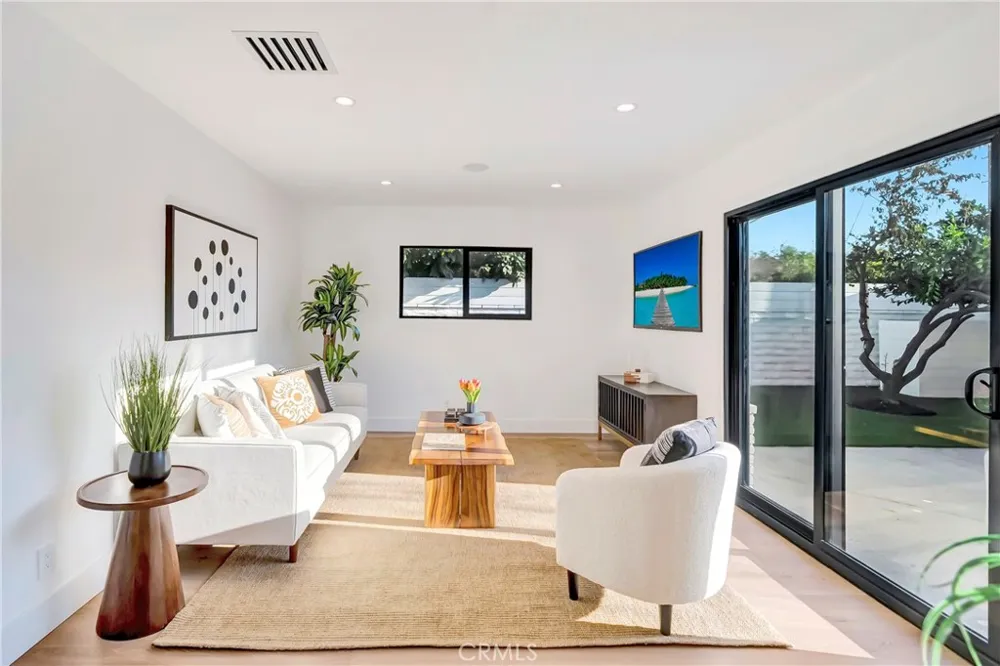 7915 Owensmouth Canoga Park, CA 91304