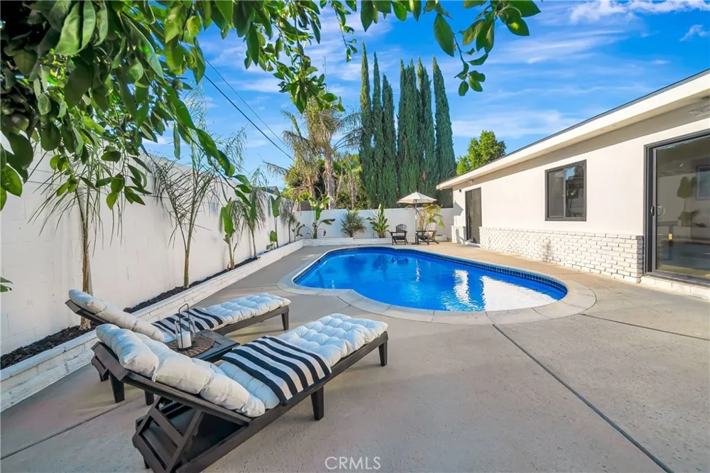 7915 Owensmouth Canoga Park, CA 91304
