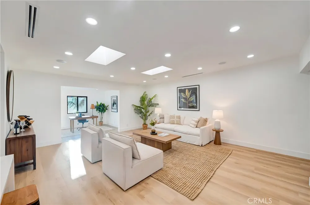 7915 Owensmouth Canoga Park, CA 91304