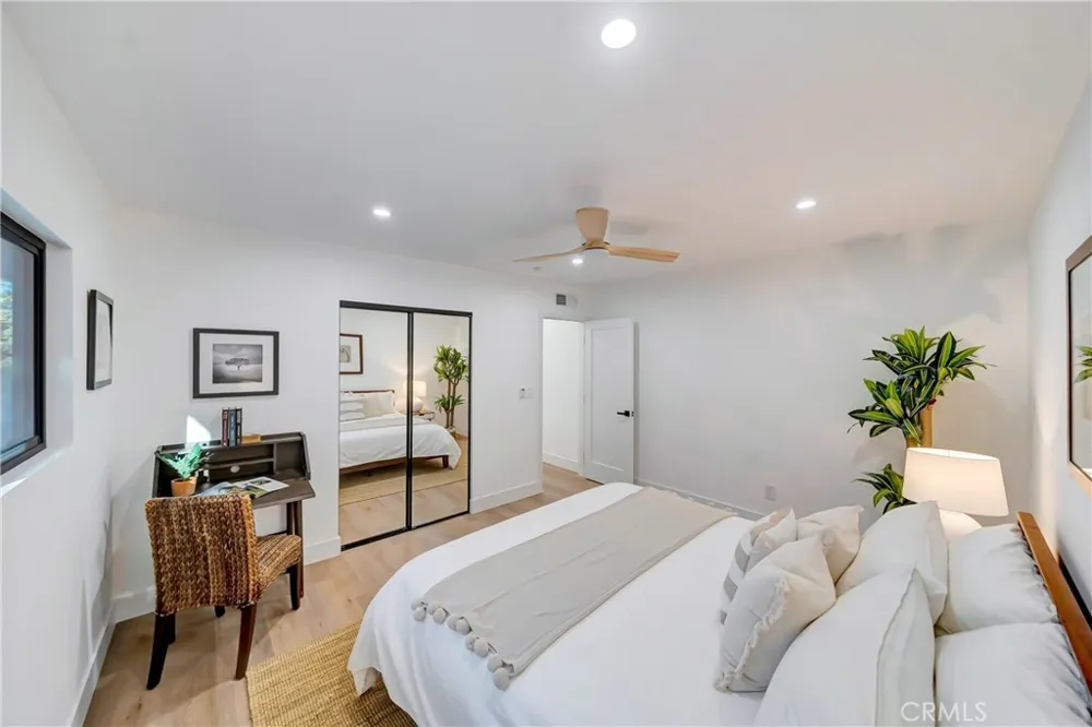 7915 Owensmouth Canoga Park, CA 91304
