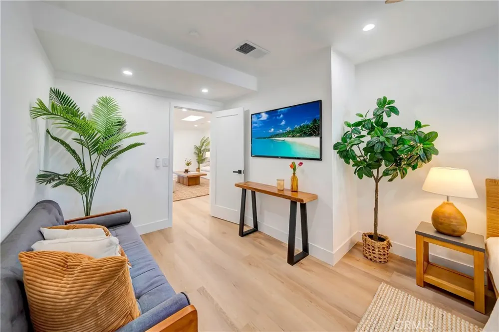 7915 Owensmouth Canoga Park, CA 91304