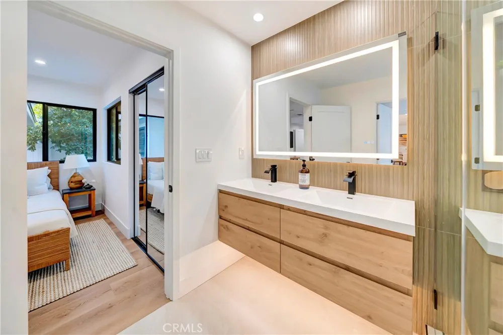 7915 Owensmouth Canoga Park, CA 91304