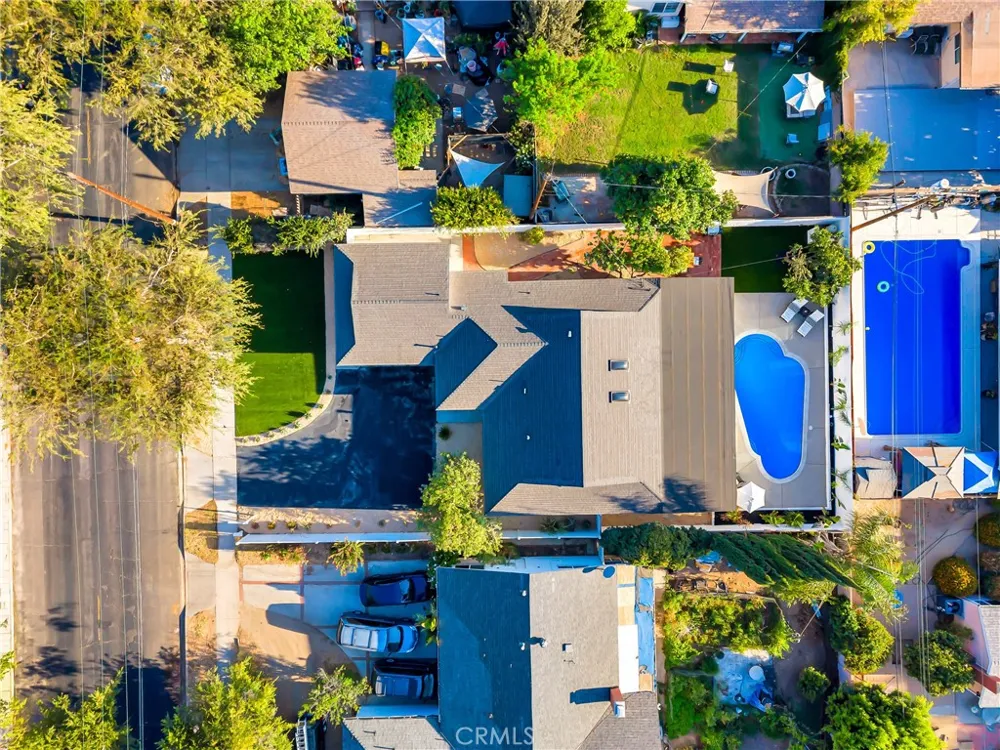 7915 Owensmouth Canoga Park, CA 91304